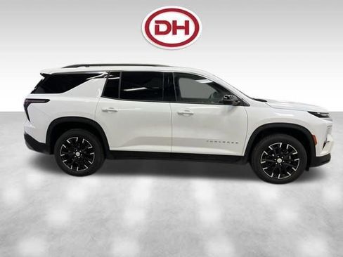 Used 2025 Chevrolet Traverse LT w/ Sun and Wheel Package AWD/4WD image 2