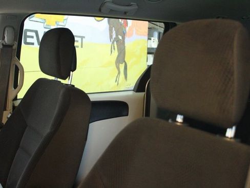 Used 2018 Dodge Grand Caravan SE w/ UConnect Hands-Free Group image 17