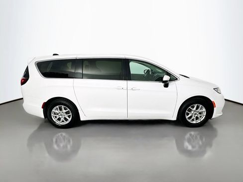 Used 2023 Chrysler Pacifica Touring-L FWD image 8