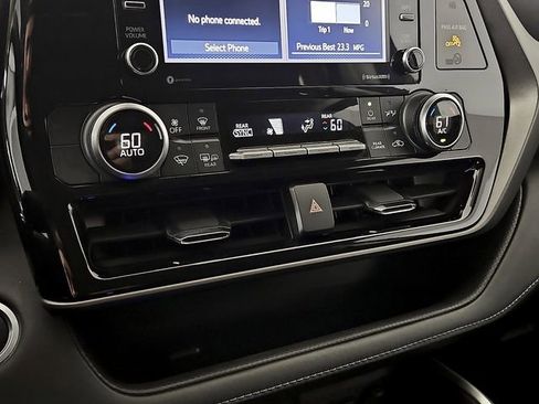 Used 2021 Toyota Highlander L FWD image 16