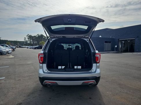 Used 2017 Ford Explorer XLT image 16