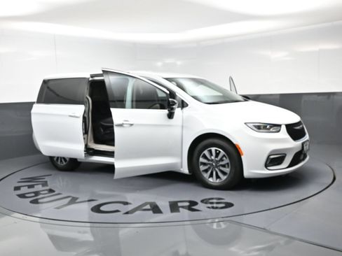 Used 2024 Chrysler Pacifica Limited FWD image 25
