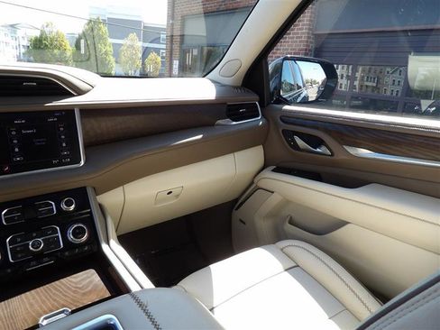 Used 2021 GMC Yukon XL Denali w/ Denali Premium Package image 18