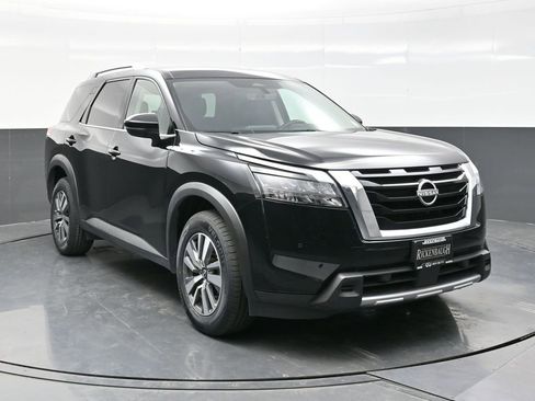 Used 2025 Nissan Pathfinder SL image 5