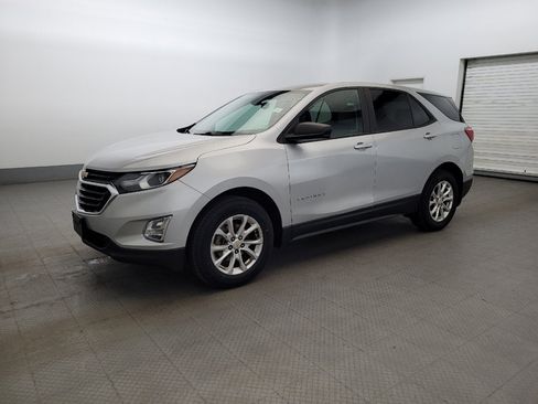 Used 2020 Chevrolet Equinox LS w/ LS Convenience Package AWD/4WD image 2
