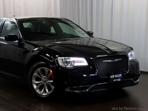 Used 2018 Chrysler 300 Touring image 2