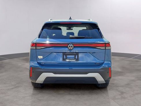 Used 2025 Volkswagen Tiguan SE w/ Panoramic Sunroof Package AWD/4WD image 5