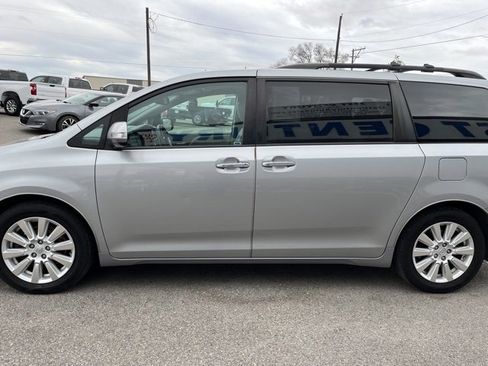 Used 2017 Toyota Sienna Limited image 7