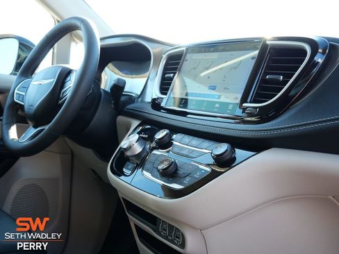 Used 2024 Chrysler Pacifica Touring-L image 20