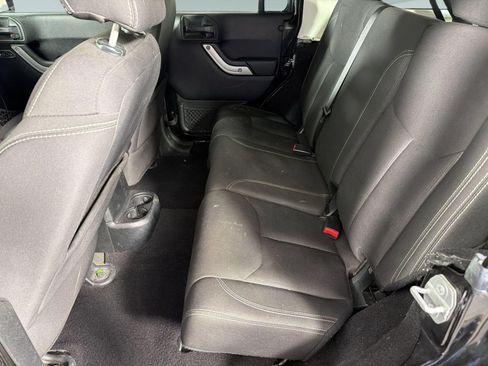 Used 2017 Jeep Wrangler Unlimited Sahara AWD/4WD image 18