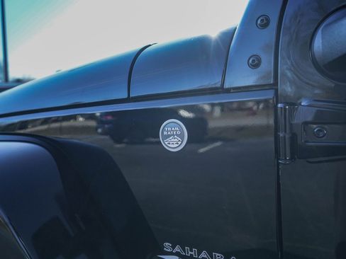 Used 2017 Jeep Wrangler Unlimited Sahara w/ Connectivity Group image 31