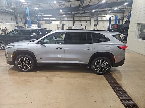 Used 2025 Buick Enclave Sport Touring image 4