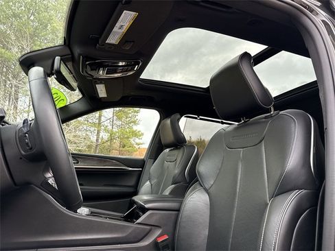 Used 2024 Jeep Grand Cherokee L Overland w/ Advanced Protech Group III image 16