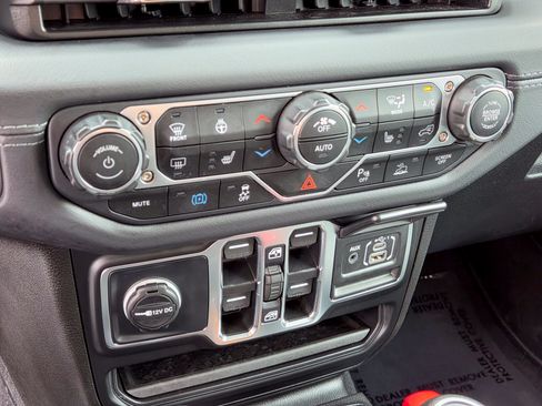 Used 2025 Jeep Wrangler Unlimited Sahara w/ Safety Group AWD/4WD image 25