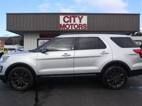 Used 2017 Ford Explorer XLT w/ Equipment Group 202A image 11