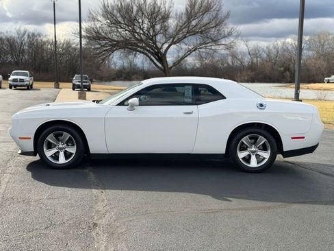 Used 2015 Dodge Challenger SXT image 4