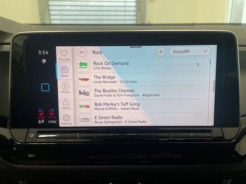 Certified 2025 Volkswagen Atlas Cross Sport SEL R-Line image 18