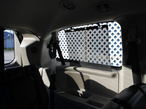 Used 2016 Chrysler Town & Country Touring w/ Driver Convenience Group image 14