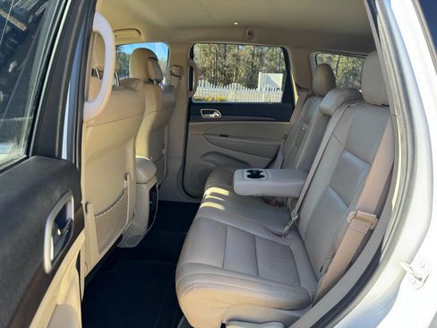 Used 2017 Jeep Grand Cherokee Laredo w/ Quick Order Package 2BE image 12