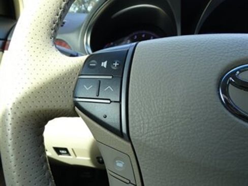 Used 2011 Toyota Avalon Limited image 23