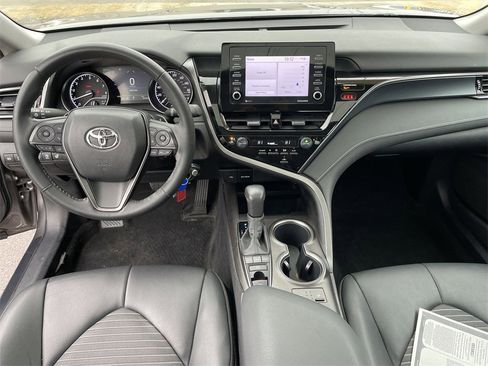 Used 2022 Toyota Camry SE w/ Cold Weather Package image 15
