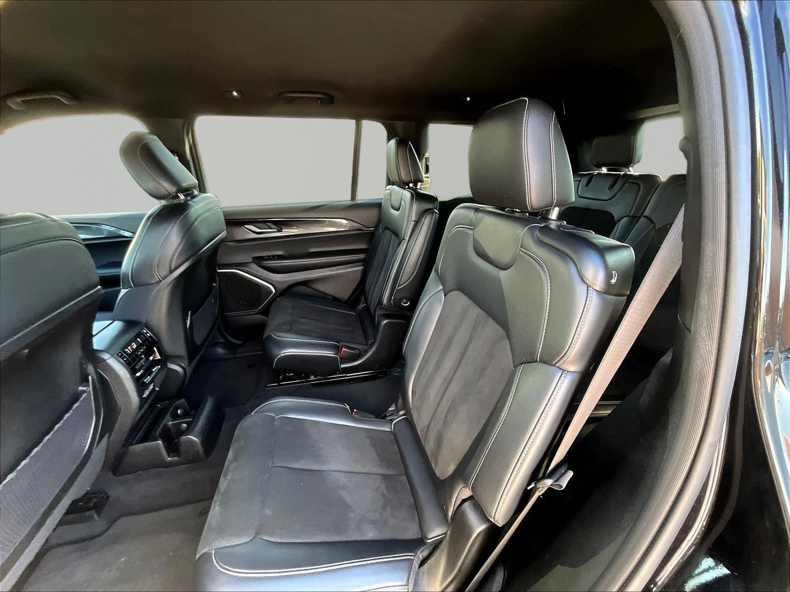 Used 2022 Jeep Grand Cherokee L Laredo AWD/4WD image 22