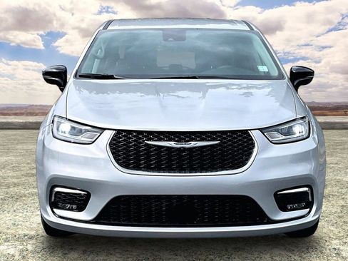 Used 2024 Chrysler Pacifica Touring-L FWD image 2