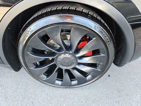 Used 2022 Tesla Model Y Performance image 9