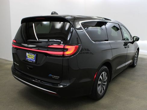 Used 2024 Chrysler Pacifica Limited FWD image 5