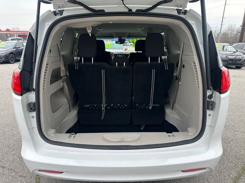 Used 2023 Chrysler Voyager LX image 10