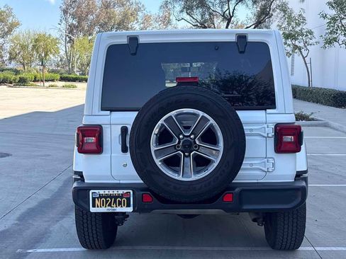 Used 2018 Jeep Wrangler Unlimited Sahara AWD/4WD image 4