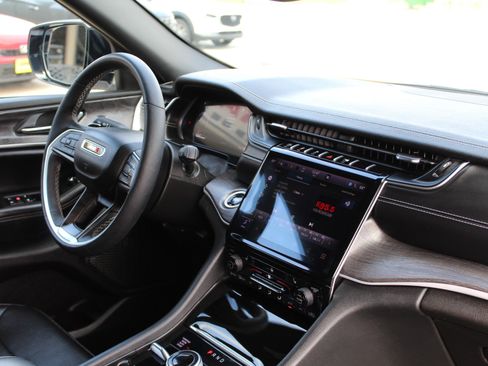 Used 2024 Jeep Grand Cherokee Limited image 17