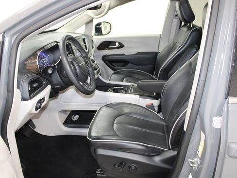 Used 2023 Chrysler Pacifica Limited FWD image 22