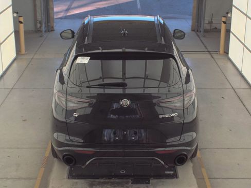 Used 2024 Alfa Romeo Stelvio Veloce image 3