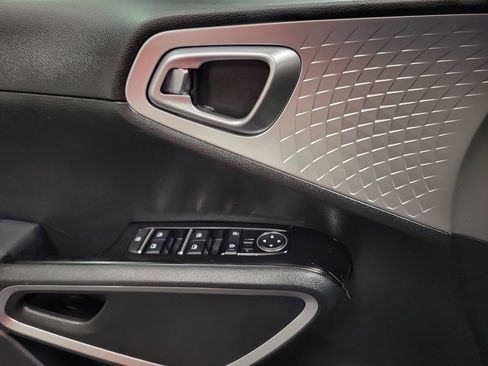 Used 2023 Kia Soul LX image 18