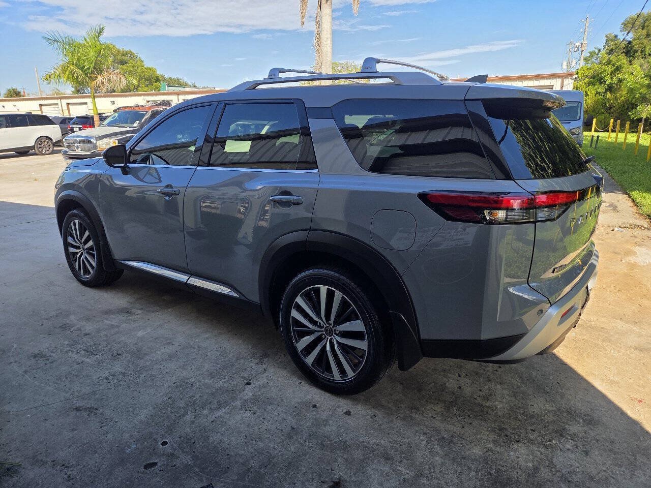Used 2022 Nissan Pathfinder Platinum w/ Cargo Package FWD image 5