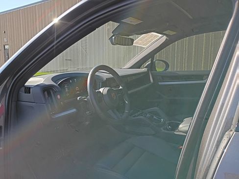 Certified 2025 Porsche Cayenne AWD/4WD image 4
