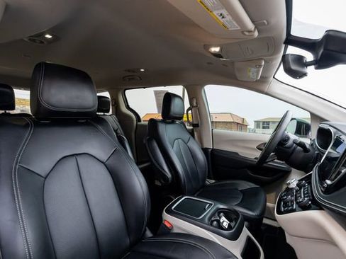 Used 2024 Chrysler Pacifica Touring-L image 20