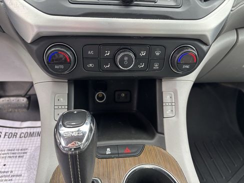 Used 2019 GMC Acadia SLE image 17