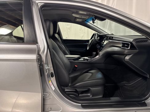 Used 2018 Toyota Camry SE FWD image 18