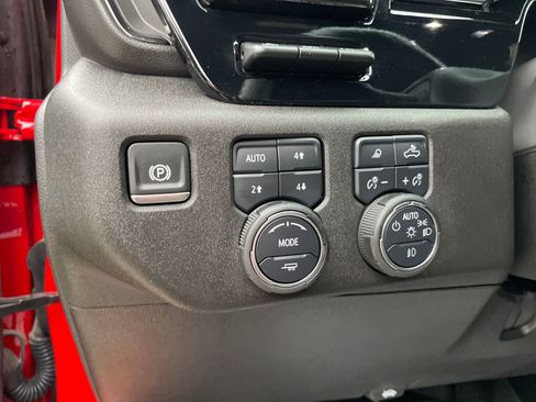 Used 2025 Chevrolet Silverado 2500 ZR2 w/ Technology Package image 13