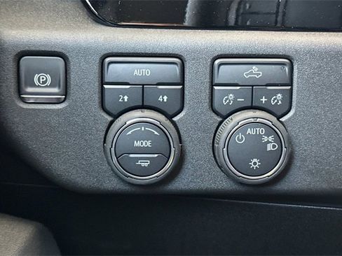 Used 2025 Chevrolet Silverado 1500 LT image 32