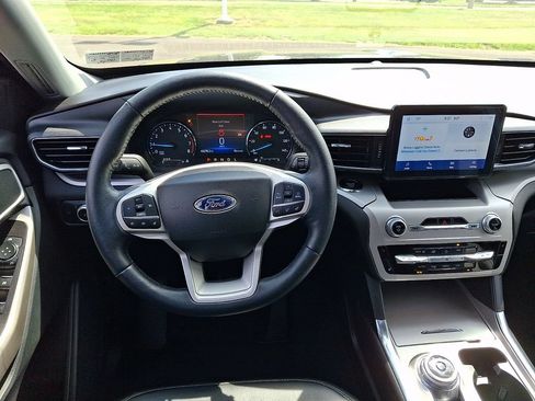 Used 2022 Ford Explorer XLT w/ Equipment Group 202A AWD/4WD image 2
