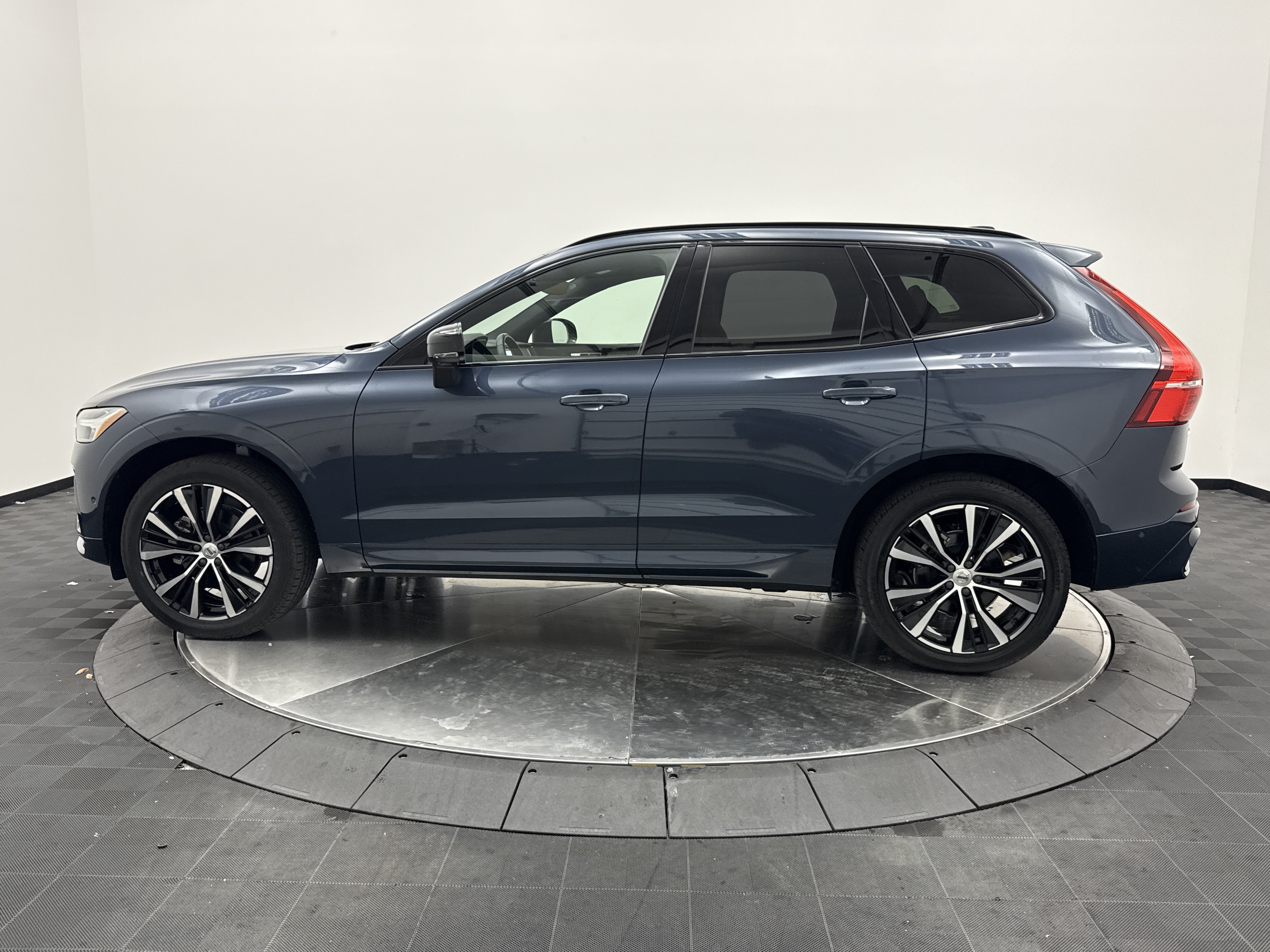 Certified 2024 Volvo XC60 B5 Ultimate w/ Protection Package Premier AWD/4WD image 4