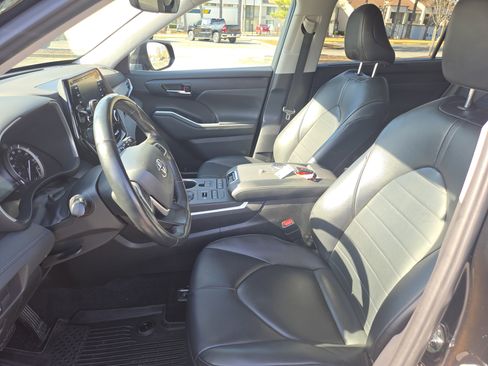 Used 2022 Toyota Highlander XLE image 19