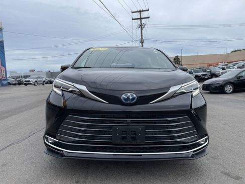 Used 2025 Toyota Sienna Platinum AWD/4WD image 5