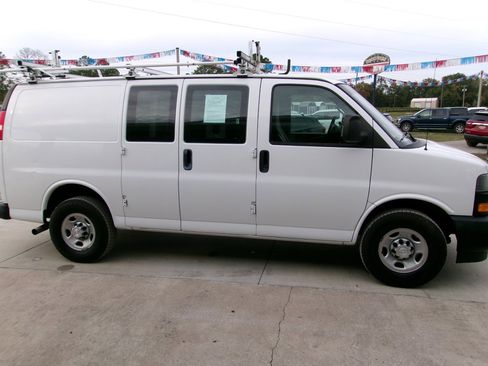 Used 2019 Chevrolet Express 2500 w/ Driver Convenience Package image 4