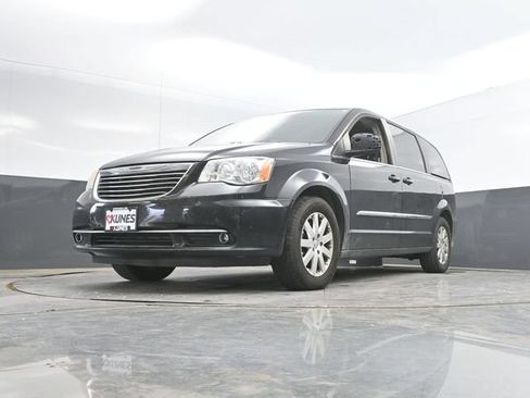 Used 2016 Chrysler Town & Country Touring FWD image 43