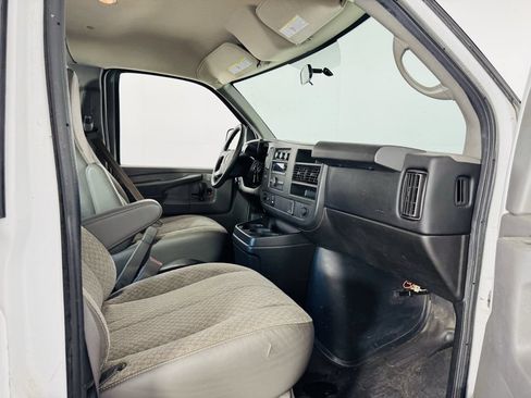 Used 2015 Chevrolet Express 2500 RWD image 20