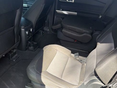 Used 2022 Ford Explorer XLT RWD image 3